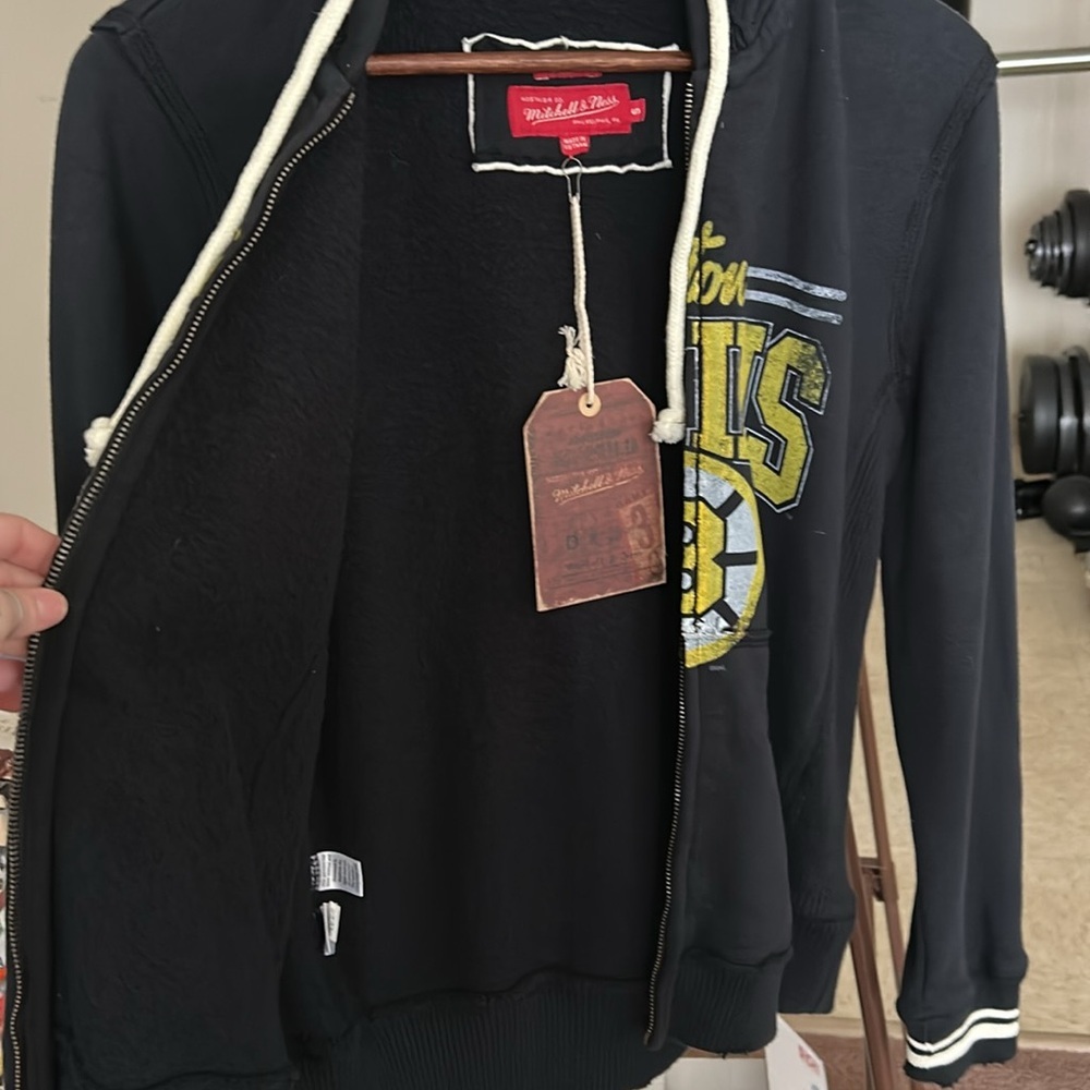 NWT Mitchell & Ness women’s NHL Boston Bruins Hoodie Distressed look Size Small - Picture 5 of 11